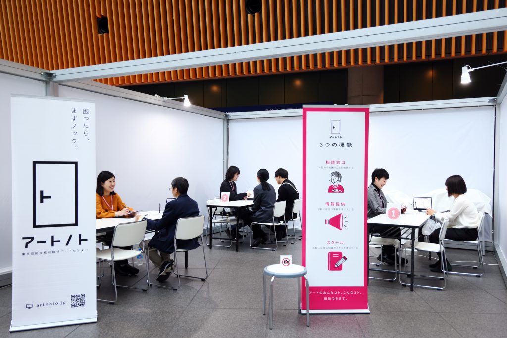 令和６年度に実施した出張相談の様子。３つのテーブルがあり、相談員が相談を受けています。